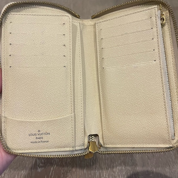 Louis Vuitton Authentic Zippy Wallet - Picture 12 of 15
